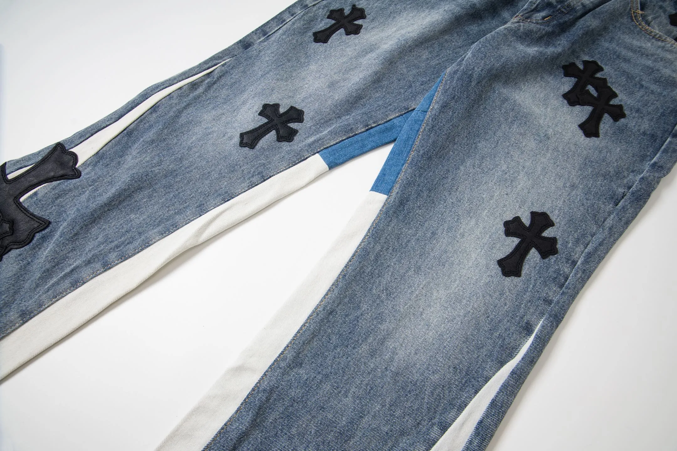 P270 Chrome Hearts Gallery 2025 new limited edition black large cross flared jeans are a hot item this season and are sought after by countless celebrities and fashionistas. The neat details of the cutting process add color to the playful fashion! The neat and meticulous design, and the well-fitting structure is unique. The upper body not only has outstanding recognition, but also looks younger and younger. A style with the ultimate wearing meaning and performance, gorgeous color matching, and the craftsmanship of this style is also extremely extraordinary. After the finished product is washed, it is disassembled and hand-made with sheepskin cross leather and then spliced ​​together to complete. The whole piece has too many craftsmanship to describe. It is decorated with patchwork cross flowers and high-waisted washed jeans! ! Absolutely high-end luxury product, a god-level single product, a super popular product, made by top heavy industry, a magic weapon that cannot be missed to hit the streets. Style number: 1845 Size: 28 30 32 34 36 Color: blue